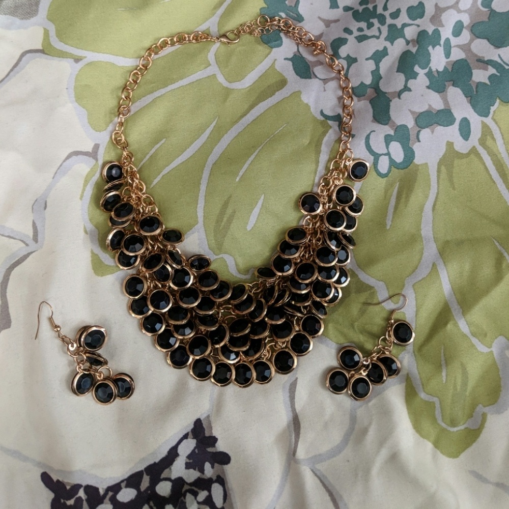 Set necklace and earrings